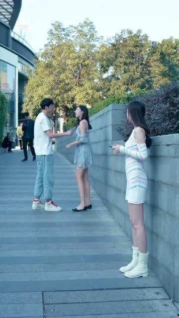 情侣吵架兄弟吃瓜,兄弟化身吃瓜群众，现场直击！